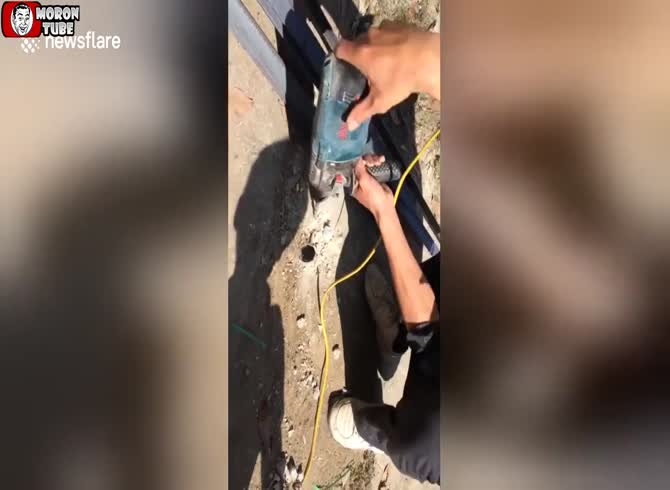 Video :Vietnam - onlookers rescue a dog trapped in a pavement slab